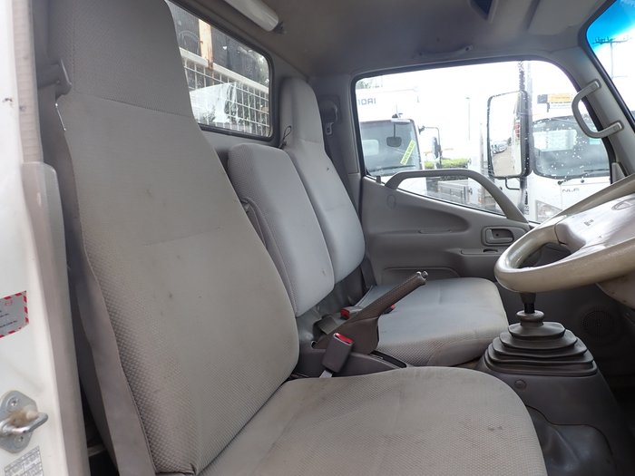2010 HINO 300 614 WHITE