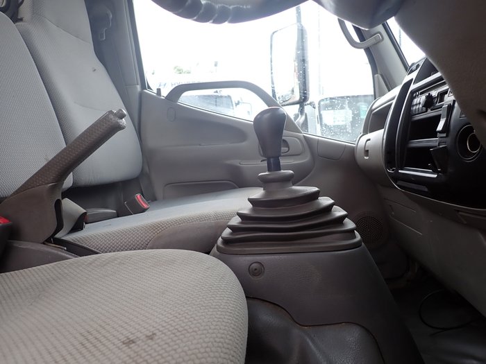 2010 HINO 300 614 WHITE