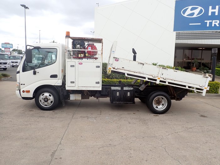 2010 HINO 300 614 WHITE