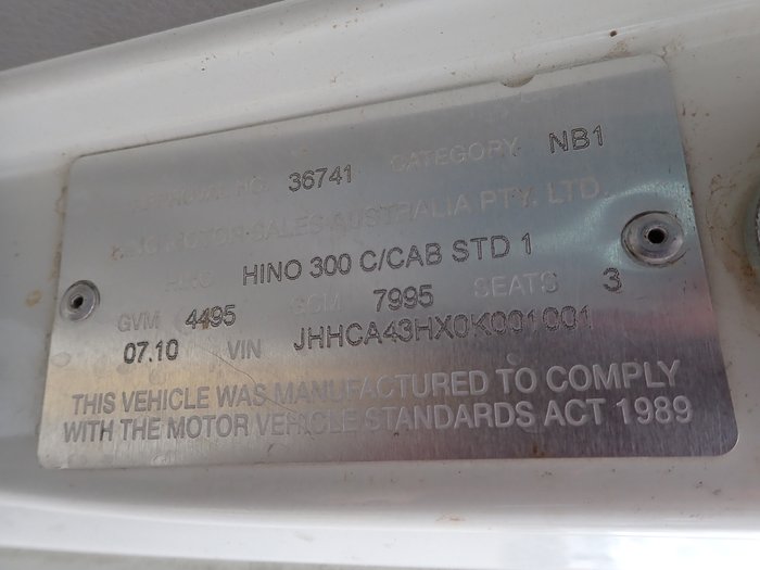 2010 HINO 300 614 WHITE