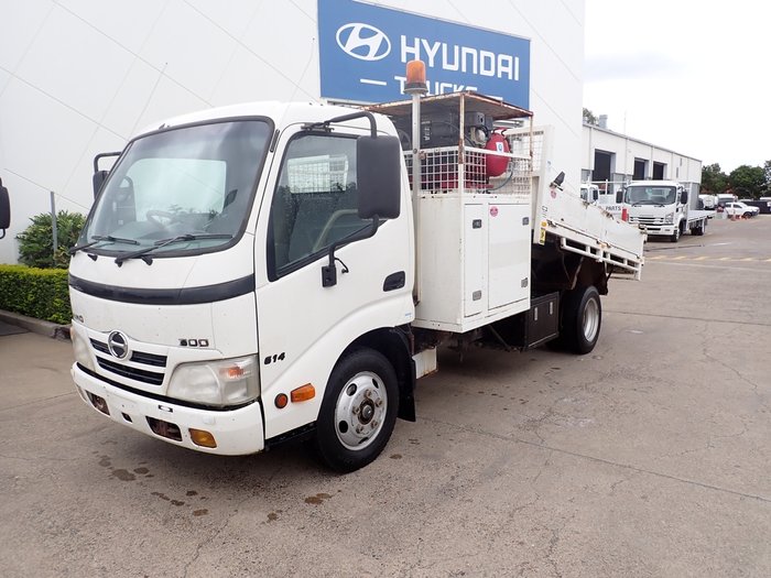 2010 HINO 300 614 WHITE
