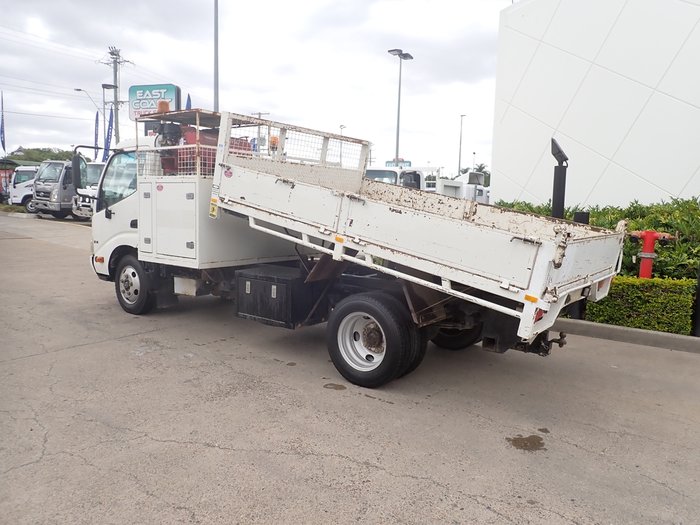 2010 HINO 300 614 WHITE