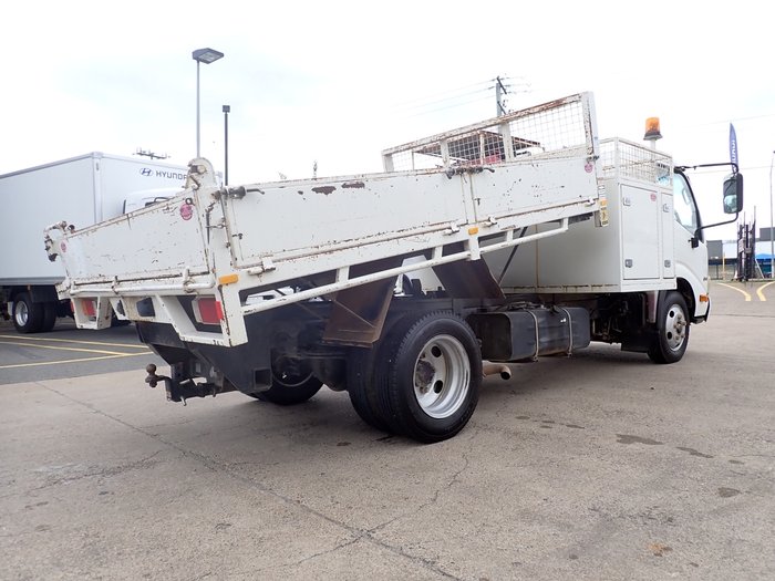 2010 HINO 300 614 WHITE
