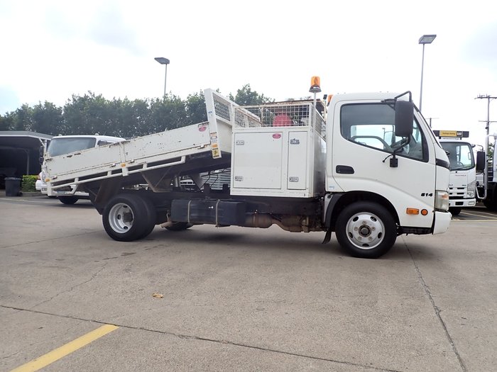 2010 HINO 300 614 WHITE
