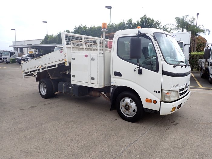 2010 HINO 300 614 WHITE
