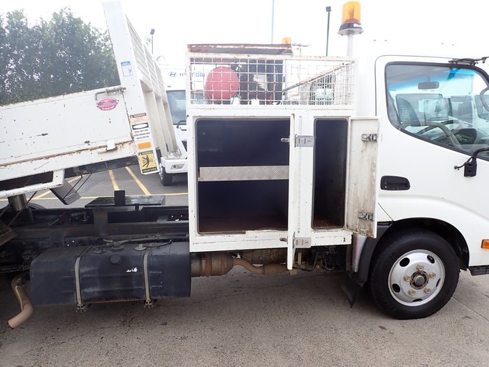 2010 HINO 300 614 WHITE