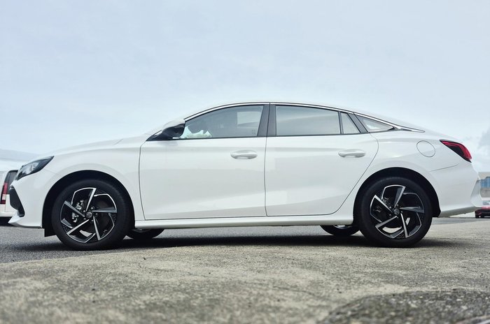 2024 MG MG5 Essence MY24 Dover White