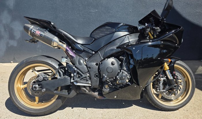 2010 Yamaha YZF-R1 BLACK