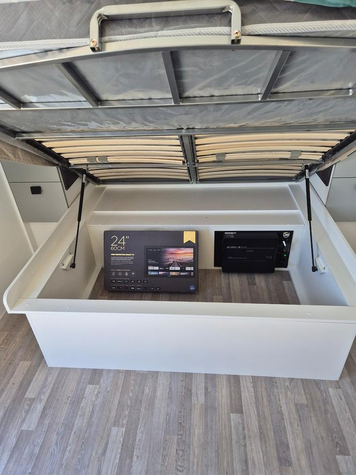 2025 New Age Caravans Road Owl Ro21be Escape My25.5 Family Bunk Van