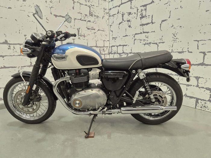 2017 Triumph Bonneville T100 (900cc) Bonneville Blue