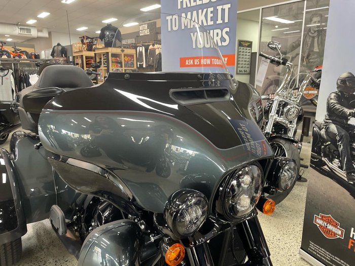 2025 Harley-Davidson Tri Glide Ultra 114 (FLHTCUTG) Trike Black