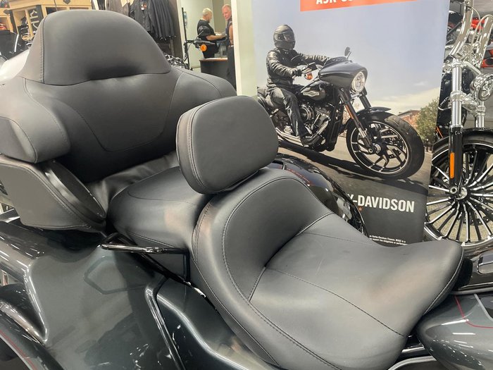 2025 Harley-Davidson Tri Glide Ultra 114 (FLHTCUTG) Trike Black