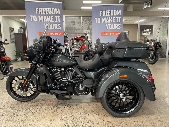 2025 Harley-Davidson Tri Glide Ultra 114 (FLHTCUTG) Trike Black