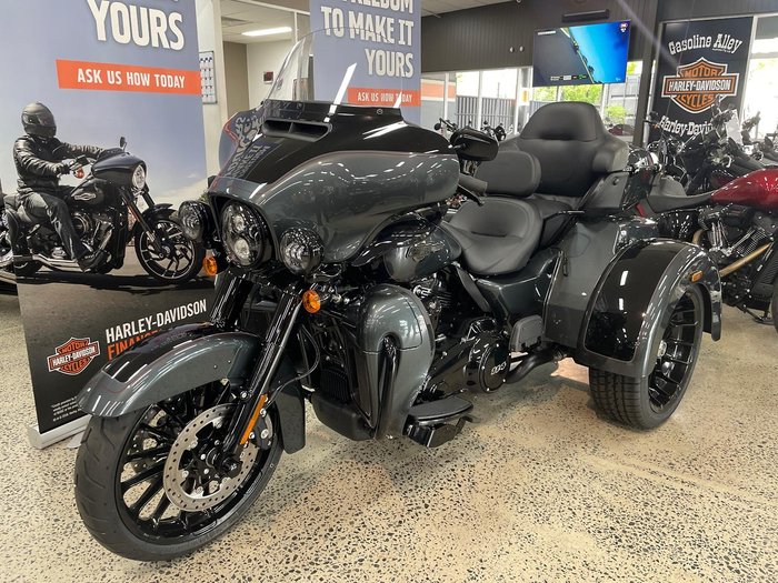 2025 Harley-Davidson Tri Glide Ultra 114 (FLHTCUTG) Trike Black