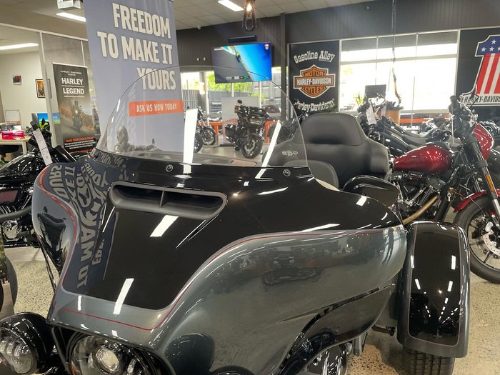 2025 Harley-Davidson Tri Glide Ultra 114 (FLHTCUTG) Trike Black