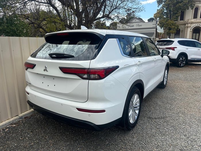 2022 Mitsubishi Outlander ES