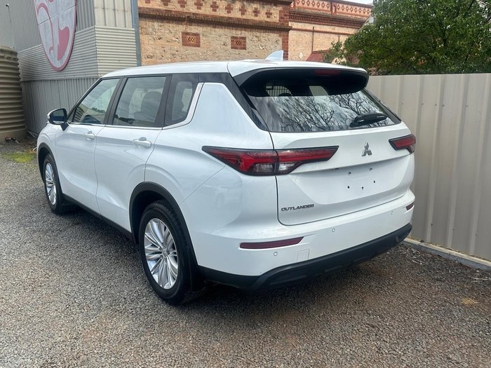 2022 Mitsubishi Outlander ES