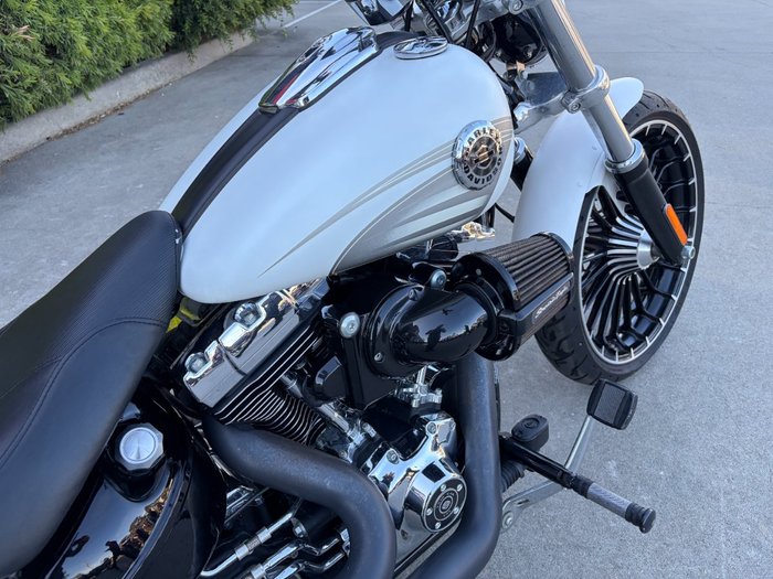 2017 HARLEY-DAVIDSON FXSB SOFTAIL BREAKOUT