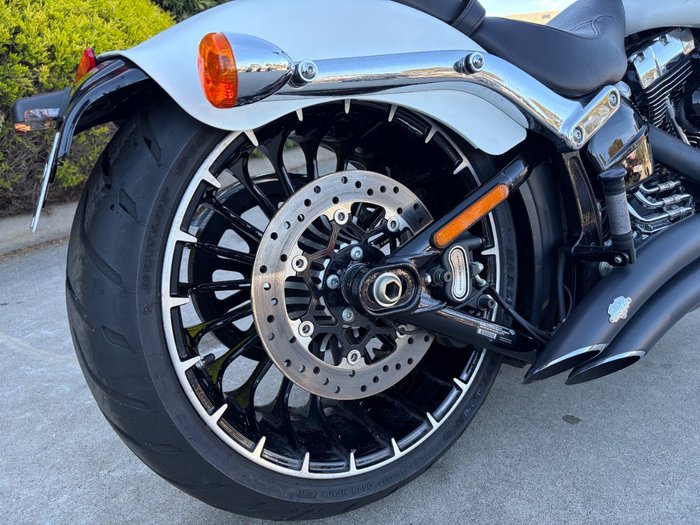 2017 HARLEY-DAVIDSON FXSB SOFTAIL BREAKOUT