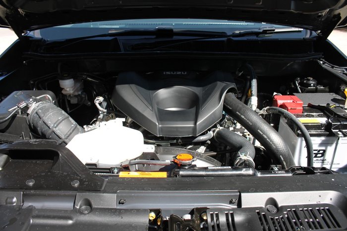 2025 Isuzu MU-X X-TERRAIN