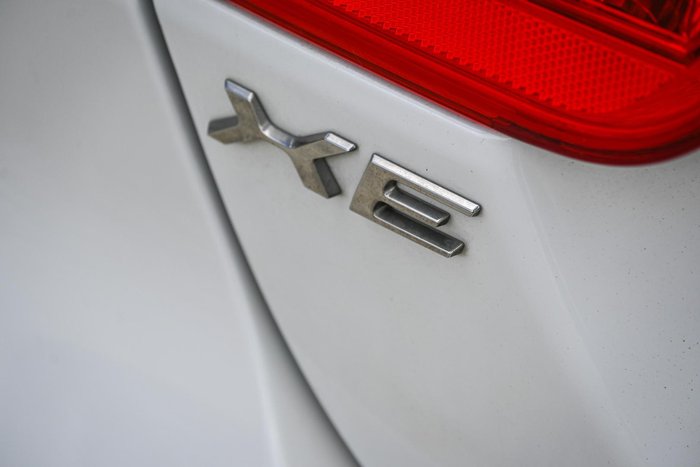 2016 Jaguar XE 25t R-Sport