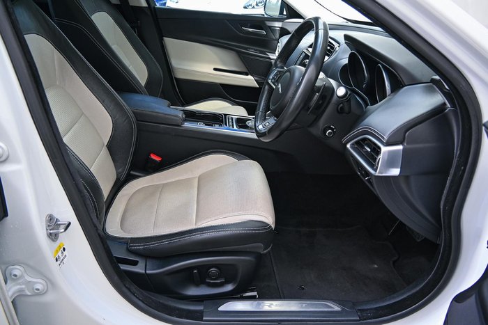 2016 Jaguar XE 25t R-Sport