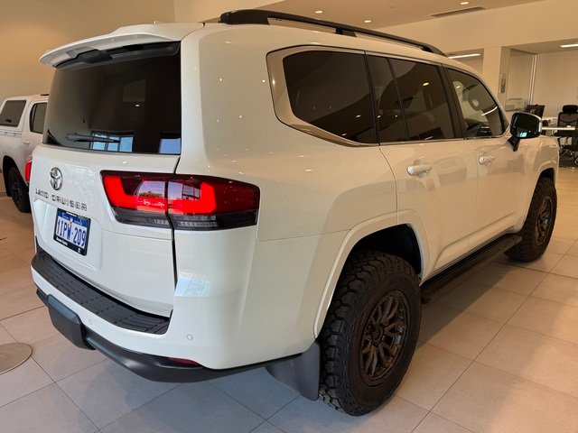 2023 Toyota LANDCRUISER LC300 3.3L V6 DSL VX 7 Seats