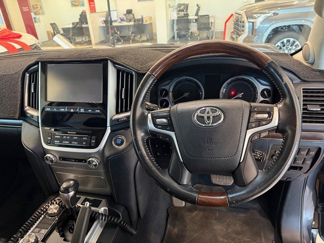 2017 Toyota LANDCRUISER LC200 4.5L T/D A/T Sahara 7 Seat (Beige Trim)