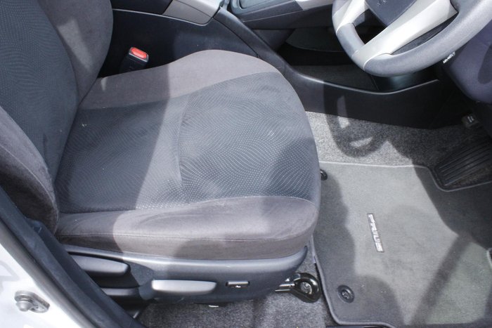 2015 Toyota Prius ZVW30R Silver Pearl