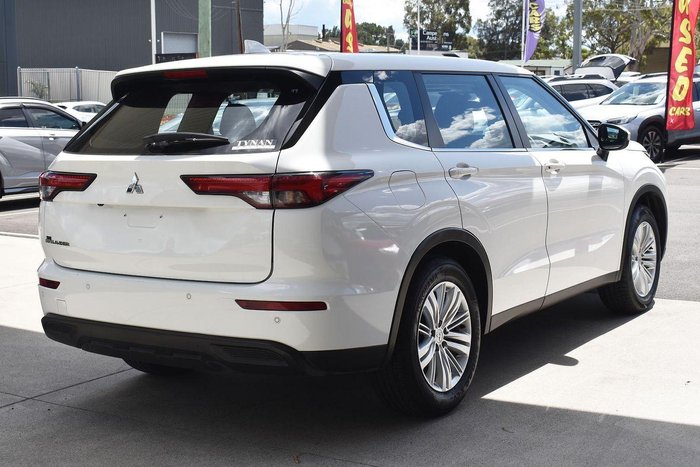 2023 Mitsubishi Outlander ES