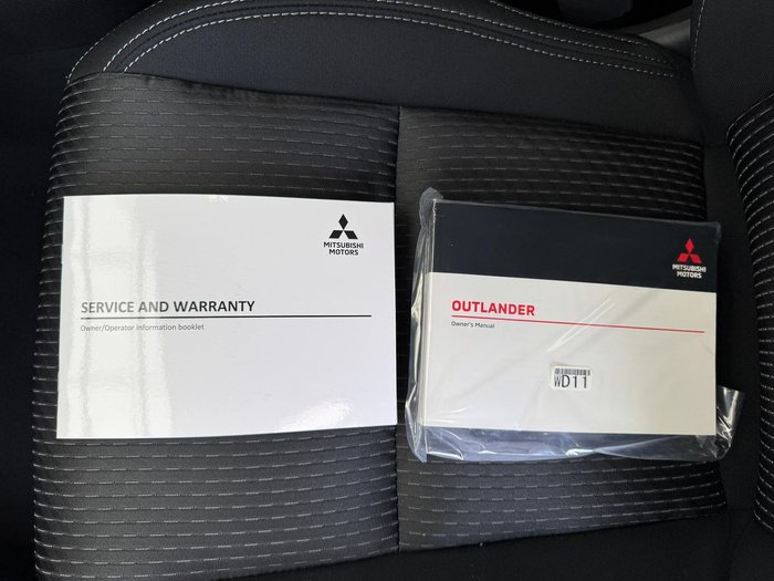 2025 Mitsubishi Outlander ES