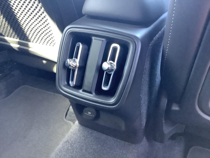 2022 Volvo XC40 Plus B4