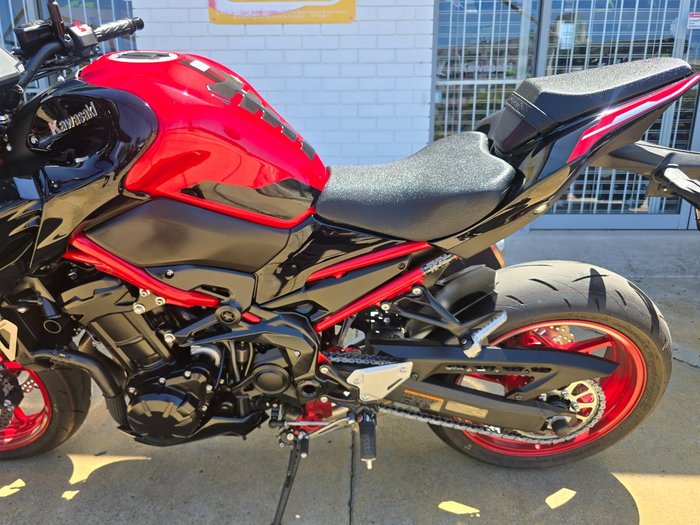 2024 Kawasaki Z900 (ZR900) Red