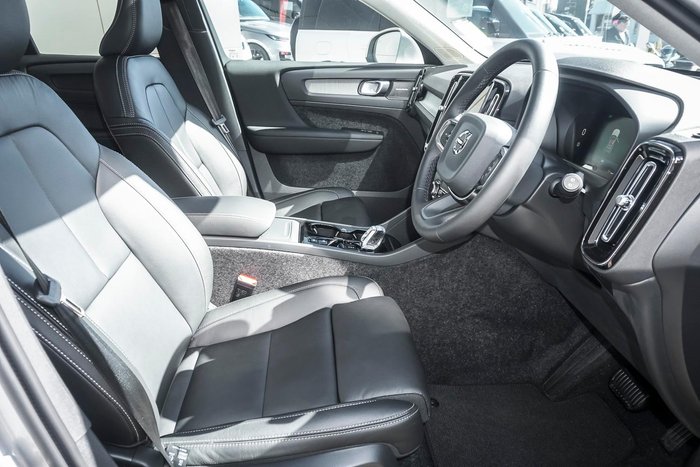 2025 Volvo XC40 Ultra B4 Bright