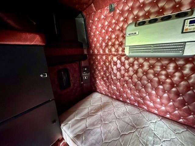 2010 Kenworth T908 50-Inch Bunk, Cummins Isx, 694K Kms, 18Sp