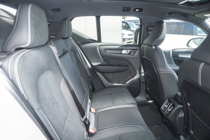 2025 Volvo XC40 Ultra B4 Dark