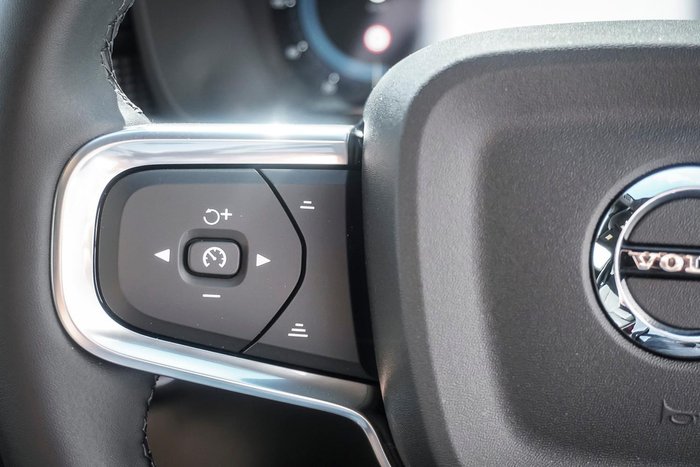 2025 Volvo XC40 Ultra B4 Dark