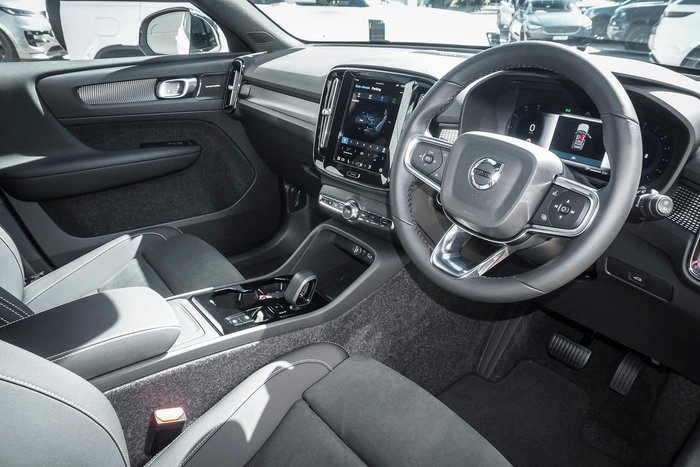 2025 Volvo XC40 Ultra B4 Dark