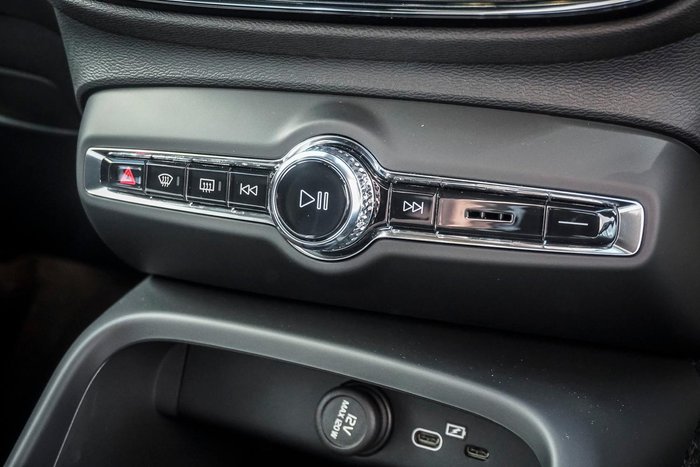 2025 Volvo XC40 Ultra B4 Dark