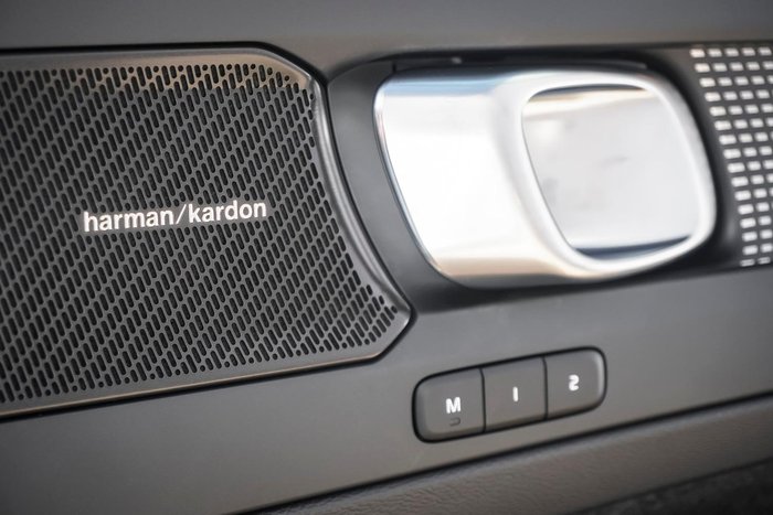 2025 Volvo XC40 Ultra B4 Dark