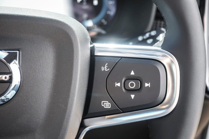 2025 Volvo XC40 Ultra B4 Dark