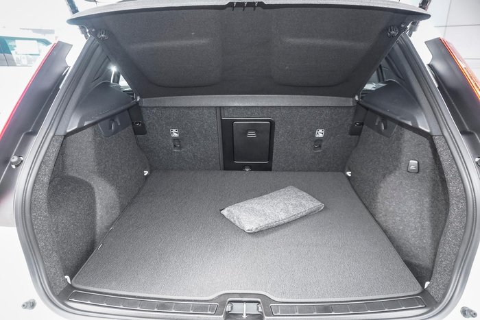 2025 Volvo XC40 Ultra B4 Dark