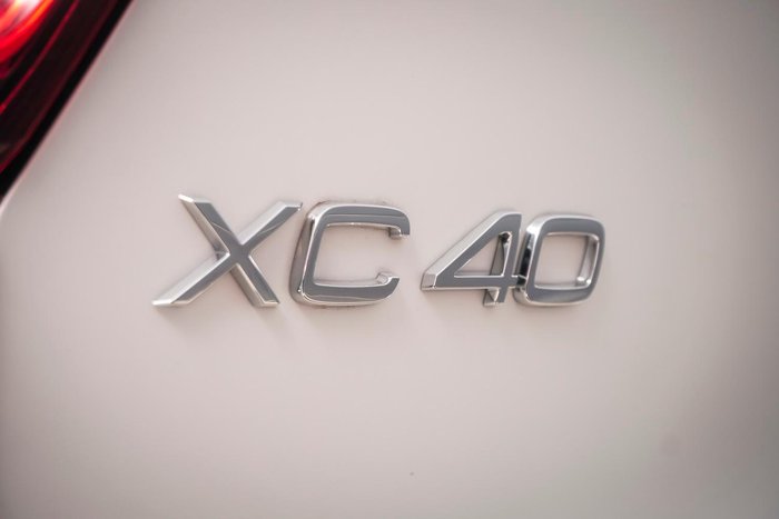 2025 Volvo XC40 Ultra B4 Dark
