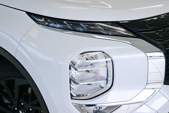 2023 Mitsubishi Outlander LS Black Edition