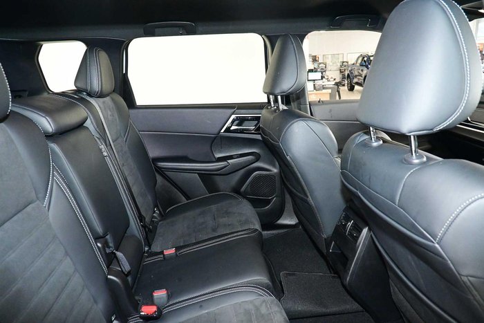 2023 Mitsubishi Outlander LS Black Edition