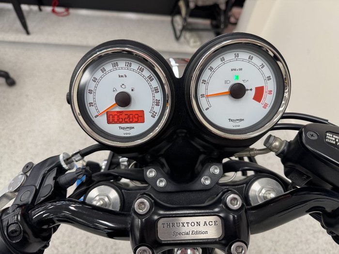 2015 Triumph THRUXTON 900 White