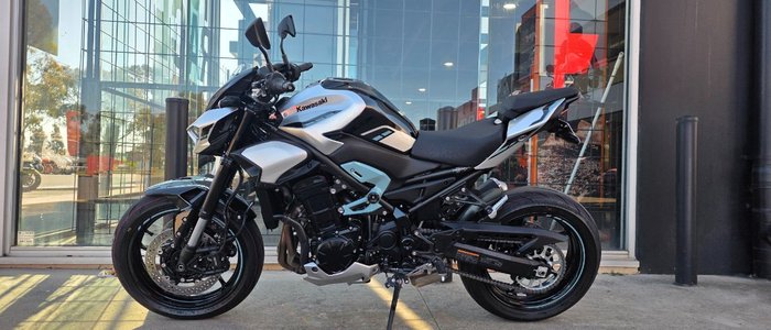 2025 Kawasaki Z900 SUPERNAKED SL1