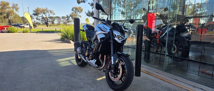 2025 Kawasaki Z900 SUPERNAKED SL1