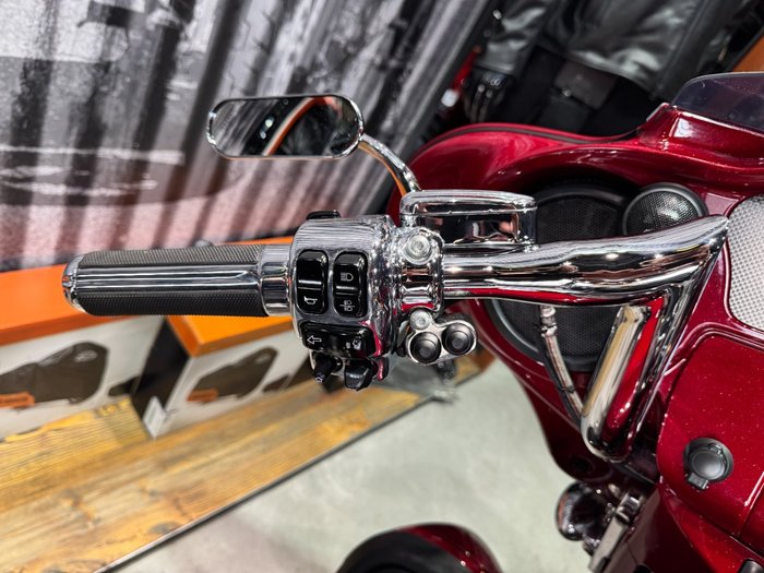 2016 Harley-davidson CVO STREET GLIDE Atomic Red with Candy Apple Flames (Red)