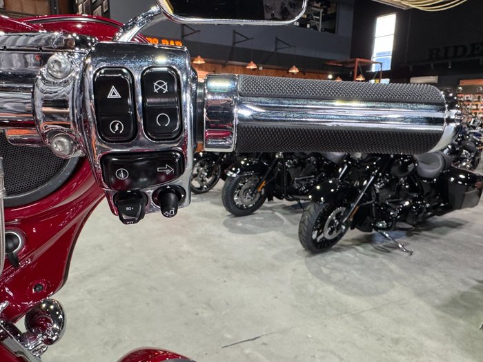 2016 Harley-davidson CVO STREET GLIDE Atomic Red with Candy Apple Flames (Red)